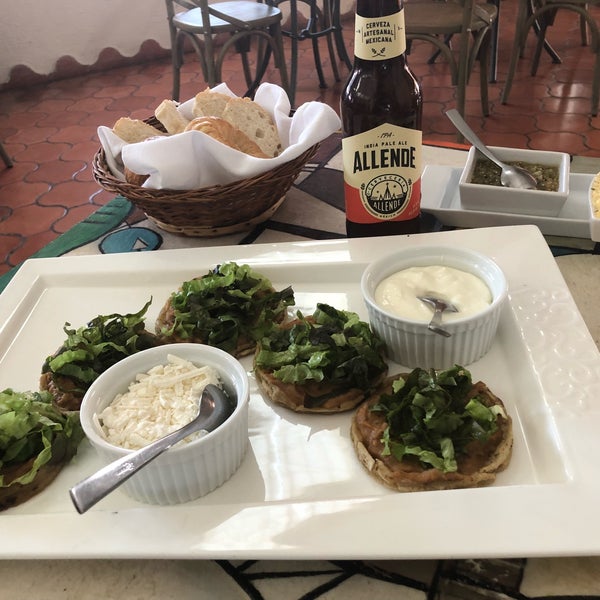 รูปภาพถ่ายที่ La Fortaleza Restaurante โดย Yazmin B. เมื่อ 11/25/2018