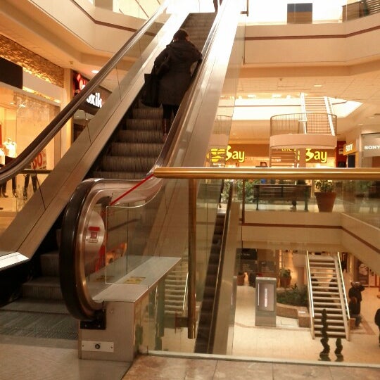 Foto tirada no(a) Bayshore Shopping Centre por Assal M. em 1/12/2013