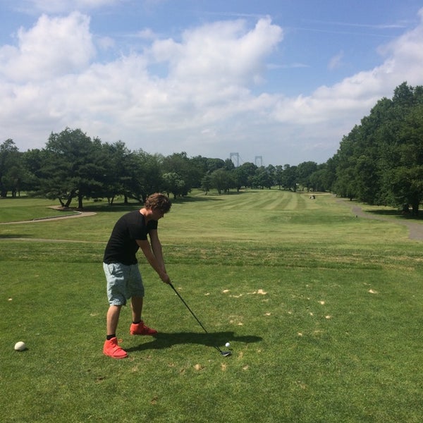 Foto tirada no(a) Clearview Park Golf Course por Cody B. em 6/25/2014