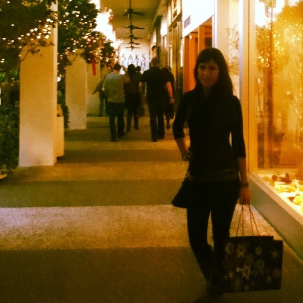 รูปภาพถ่ายที่ Saks Fifth Avenue โดย Liliane G. เมื่อ 12/23/2012