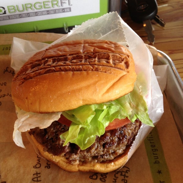 3/20/2013 tarihinde Peter K.ziyaretçi tarafından BurgerFi'de çekilen fotoğraf