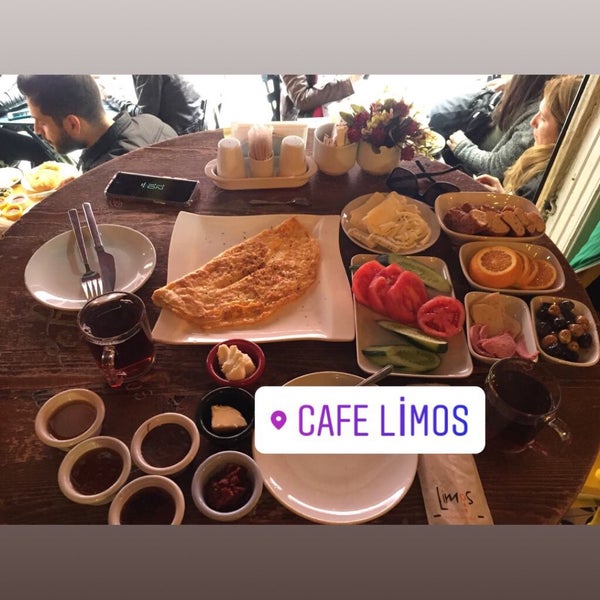 Снимок сделан в Limos Cafe пользователем SRKN D. 4/14/2018