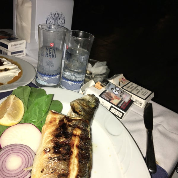 Foto scattata a Mavraki Balık Restaurant da Yasemin Demir il 9/7/2016