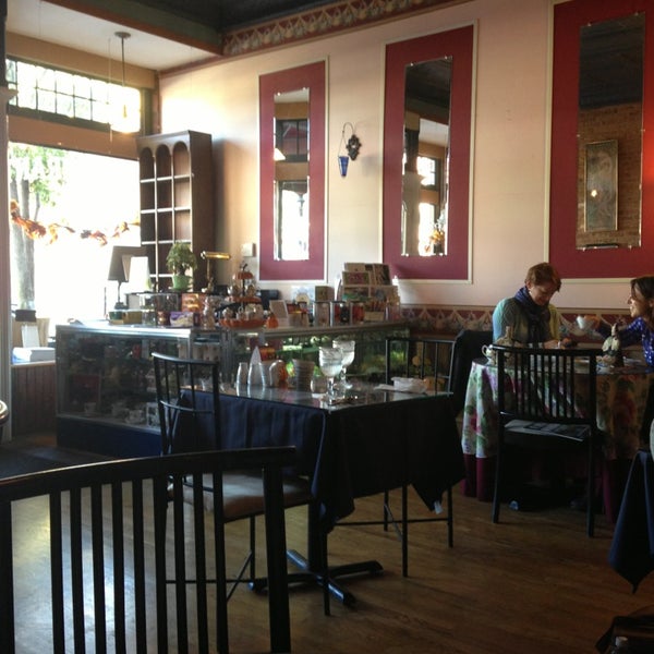 Foto tomada en The Pandorica (Cup and Saucer Tea Room)  por Jeanne C. el 10/26/2013