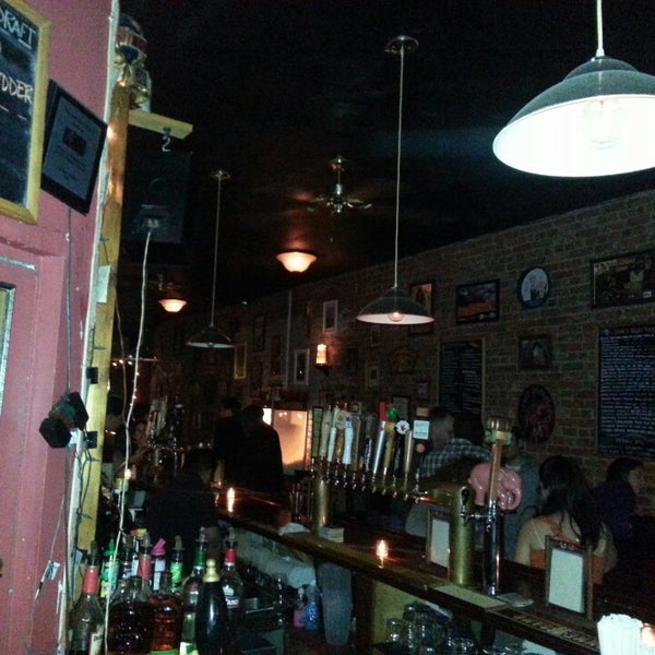 รูปภาพถ่ายที่ Fourth Avenue Pub โดย Jodi R. เมื่อ 3/10/2013
