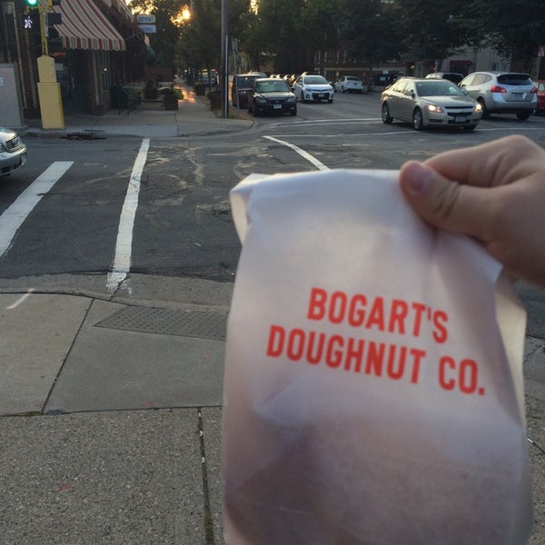 Das Foto wurde bei Bogart&#39;s Doughnut Co. von Dan H. am 9/18/2014 aufgenommen
