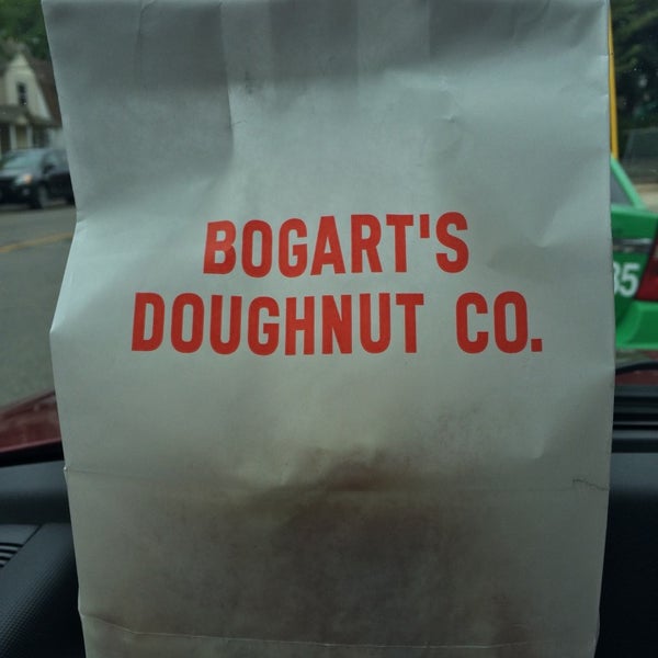 Das Foto wurde bei Bogart&#39;s Doughnut Co. von Dan H. am 8/16/2014 aufgenommen