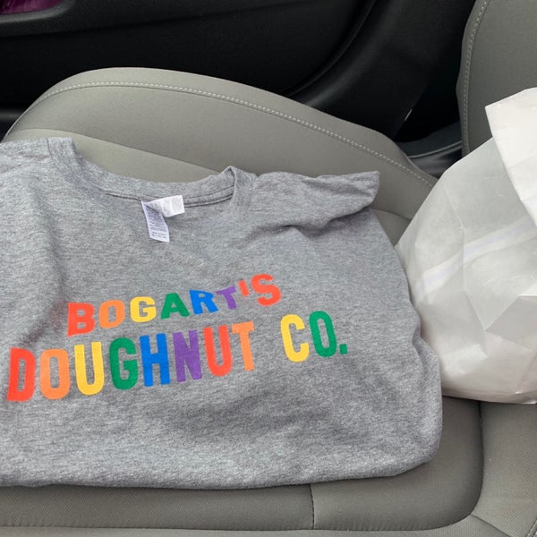 Foto diambil di Bogart&#39;s Doughnut Co. oleh Dan H. pada 6/21/2019