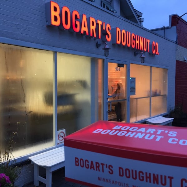 Foto tomada en Bogart&#39;s Doughnut Co.  por Dan H. el 10/3/2014