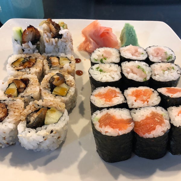 Foto diambil di Sakura Restaurant &amp; Sushi Bar oleh Dan H. pada 9/23/2018