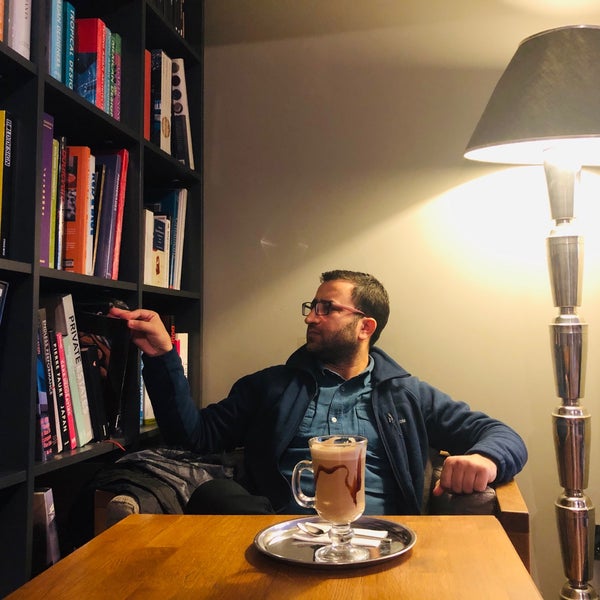 Photo taken at Tasarım Bookshop Cafe by Mevlüt O. on 2/11/2020