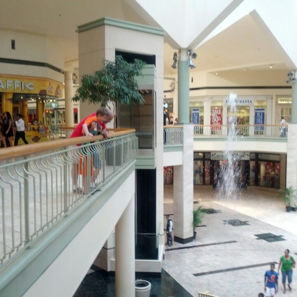 Foto scattata a Gwinnett Place Mall da Debbie O. il 6/2/2013