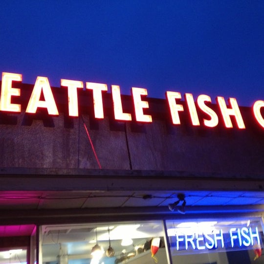 Снимок сделан в Seattle Fish Company пользователем Larissa 10/27/2012