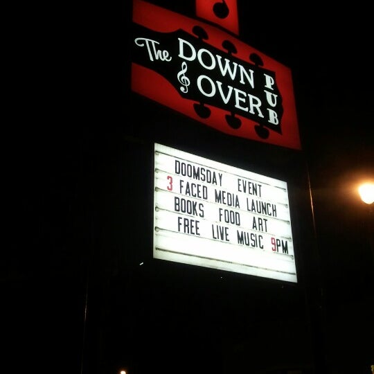 รูปภาพถ่ายที่ The Down &amp; Over Pub โดย Tommy เมื่อ 12/22/2012