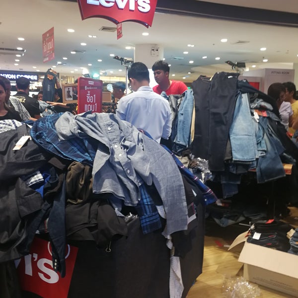 Levis jamuna top future park