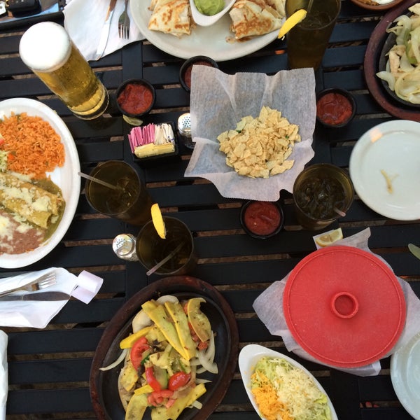 Foto diambil di Esparza&#39;s Restaurante Mexicano oleh Chasing L. pada 5/1/2015