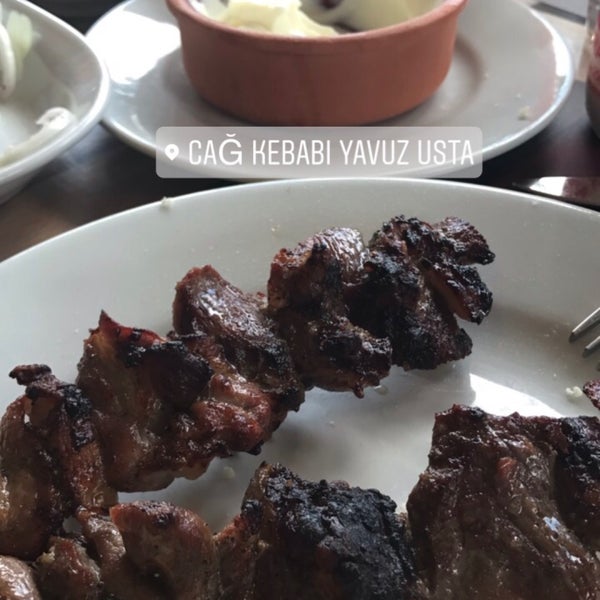 รูปภาพถ่ายที่ Cağ Kebabı Yavuz Usta โดย Aybars B. เมื่อ 5/15/2017