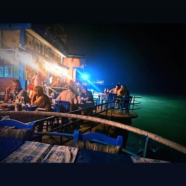 Foto tirada no(a) Kalami Balık Restaurant por Furkan 🤸 A. em 9/3/2022