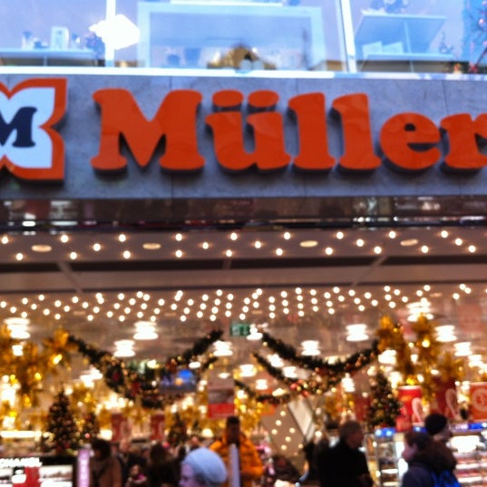 รูปภาพถ่ายที่ Müller โดย Flo เมื่อ 12/11/2012