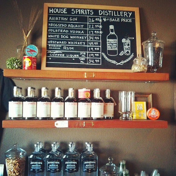 รูปภาพถ่ายที่ House Spirits Distillery โดย Andy H. เมื่อ 6/30/2013
