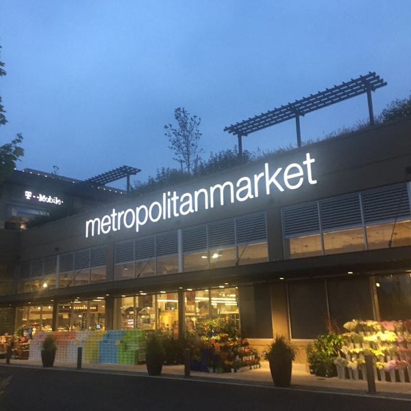 Foto scattata a Metropolitan Market Sammamish da Ryoji S. il 8/26/2018