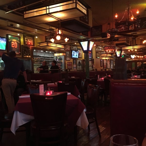 Foto tirada no(a) Laurenzo&#39;s Restaurant por Bridget M. em 11/15/2016