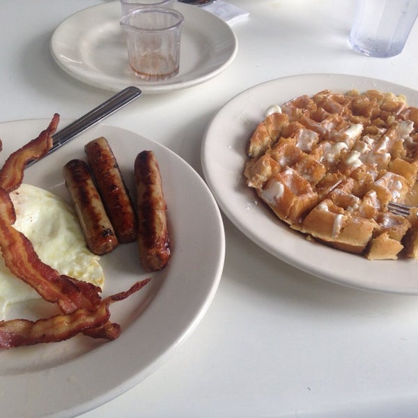 Photo taken at Golden Apple Grill &amp; Breakfast House by Jason Javon M. on 7/18/2014
