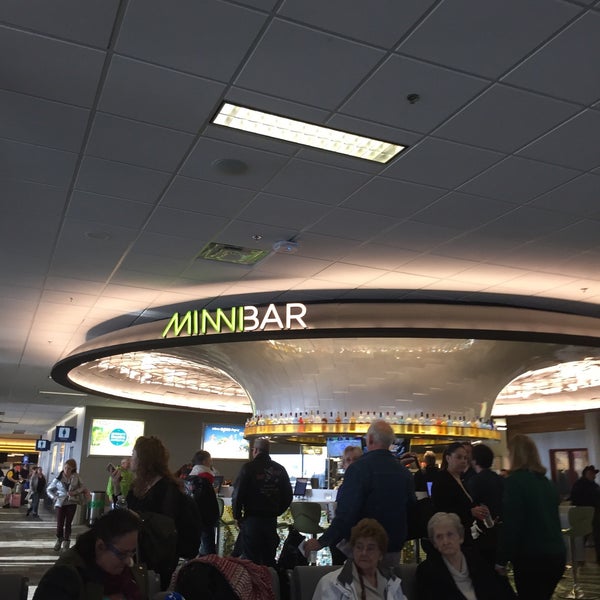 If you're boarding at gates G20, G21, or G22 then this is a decent place to get your pre-flight drink.
