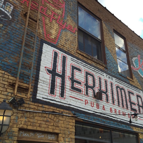 Foto tirada no(a) The Herkimer Pub &amp; Brewery por Chris J. em 8/17/2016