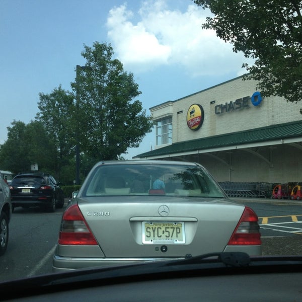 7/17/2013 tarihinde Roger M.ziyaretçi tarafından ShopRite of Aberdeen, NJ'de çekilen fotoğraf