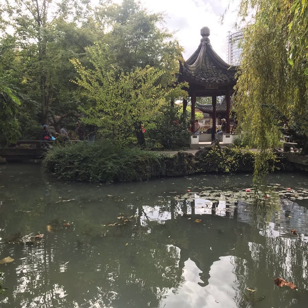 Foto diambil di Dr. Sun Yat-Sen Classical Chinese Garden oleh Bonnie pada 9/13/2019