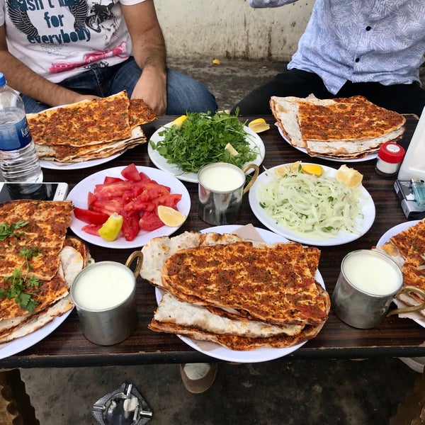 Снимок сделан в Diyarbakır Lahmacun Merkezi пользователем Özgür S. 10/5/2019