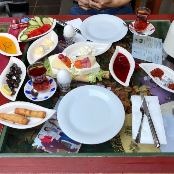 Das Foto wurde bei Başak Cafe von Özgür S. am 10/1/2019 aufgenommen