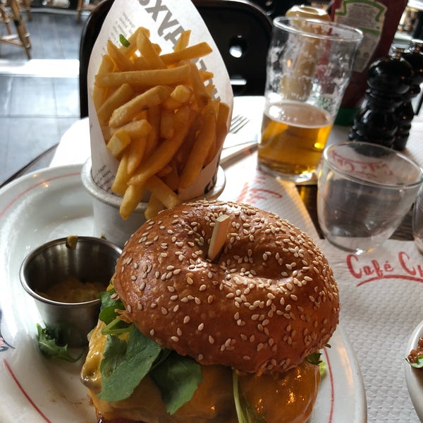 We just visited Café Charlot again, and again were very satisfied. Great hamburger, and in addition, luxury local cakes.
