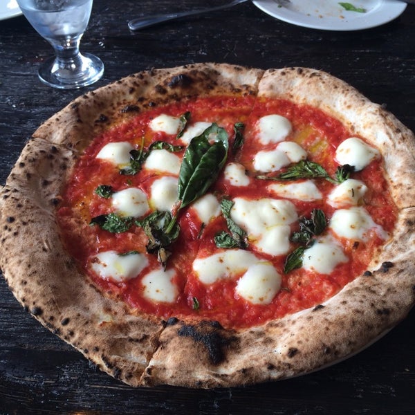 5/16/2014 tarihinde Fa A.ziyaretçi tarafından Goodfellas Wood Oven Pizza'de çekilen fotoğraf