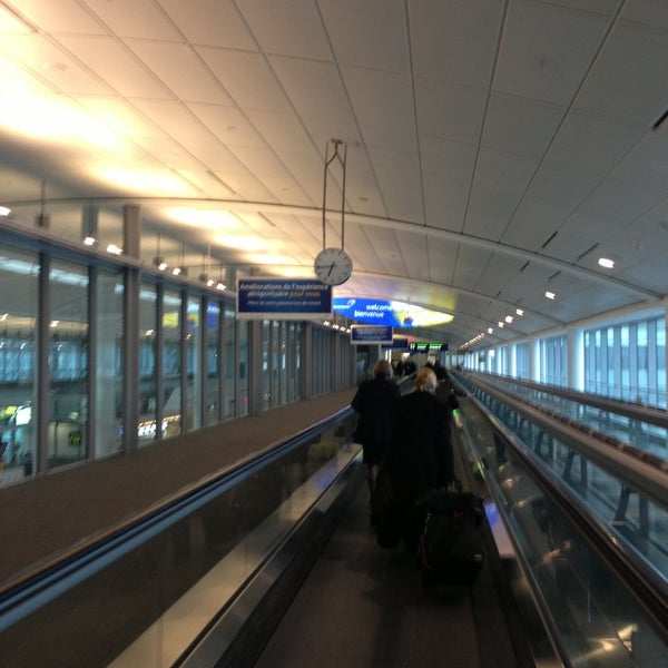 4/28/2013 tarihinde Grace T.ziyaretçi tarafından Toronto Pearson Uluslararası Havalimanı (YYZ)'de çekilen fotoğraf