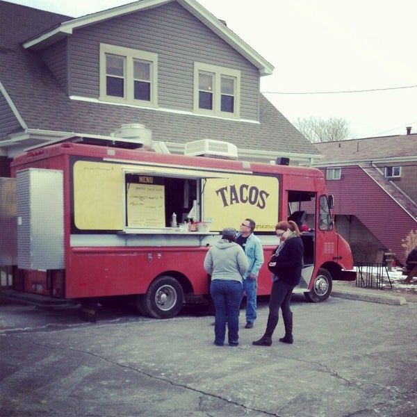 Foto tomada en PGH Taco Truck  por Leena P. el 2/10/2013