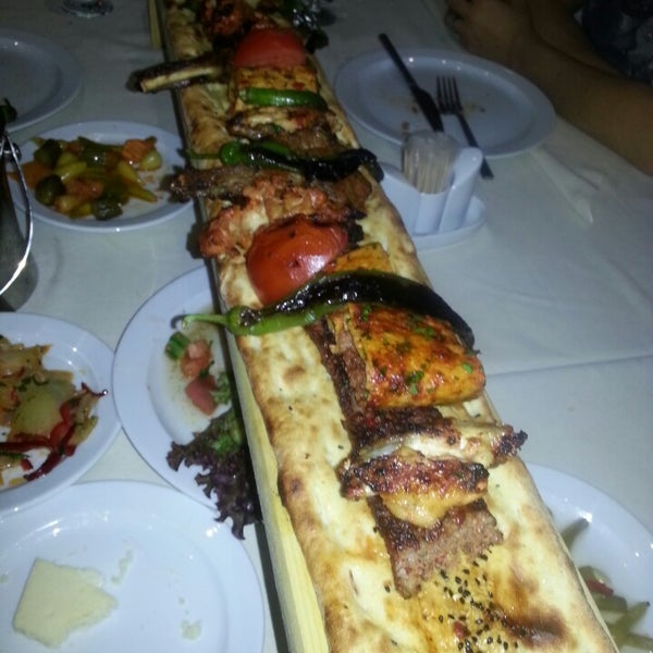 3/30/2013 tarihinde Onur Y.ziyaretçi tarafından Adanalı Hasan Kolcuoğlu Restaurant'de çekilen fotoğraf