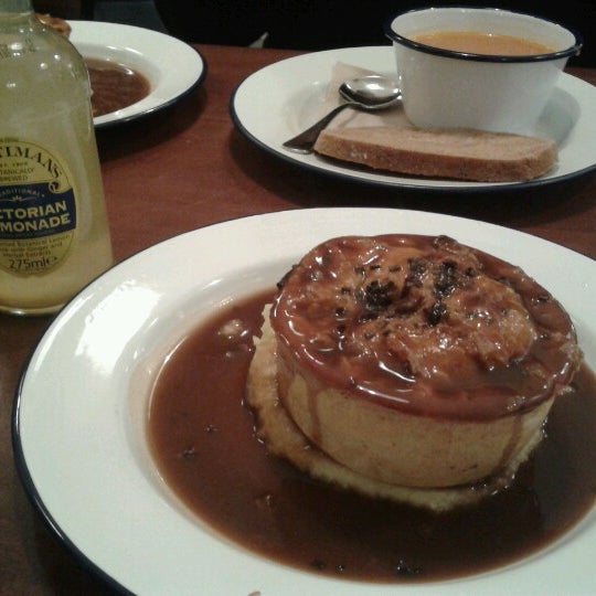 Photo taken at Pieminister by María S. on 10/28/2012