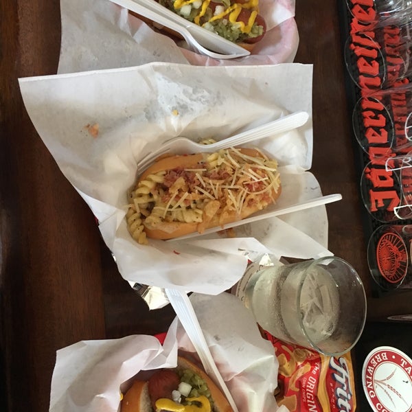 Foto tomada en Steve&#39;s Hot Dogs &amp; Burgers  por Nicole 🌸 L. el 9/3/2018