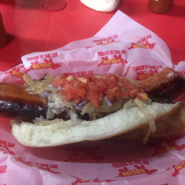 Foto scattata a Dogos Hot Dog de Sonora da Daniel Y. il 4/11/2015