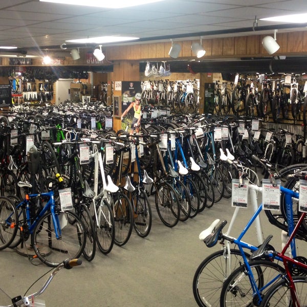 รูปภาพถ่ายที่ Village Cycle Center โดย Village Cycle Center เมื่อ 7/2/2014