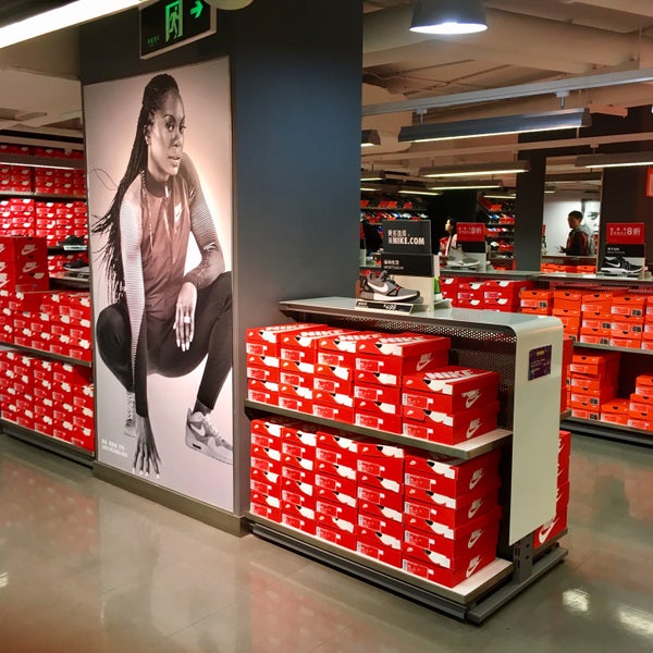 Аутлет шанхай. Витрина деревянная с торца. Аутлет шанхай. Аутлет шанхай. Аутлет шанхай.