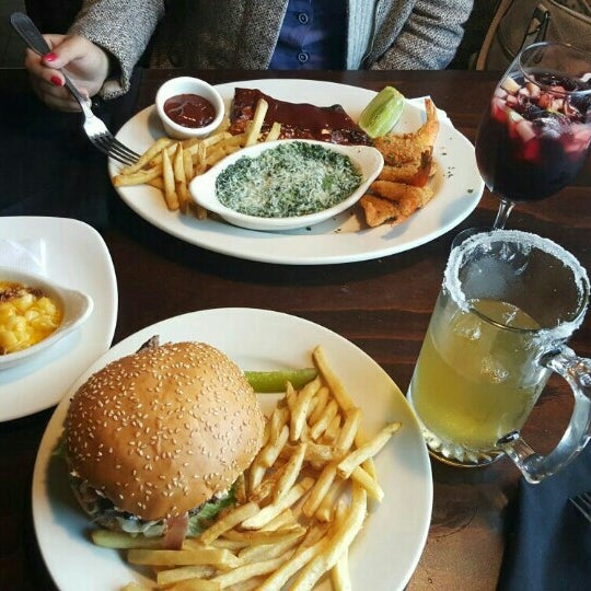 Photo taken at Tony Roma&#39;s by Marlen H. on 12/19/2015