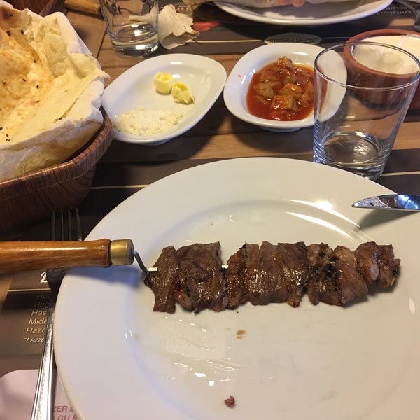 รูปภาพถ่ายที่ Cağ Kebabı Yavuz Usta โดย Mine F. เมื่อ 3/19/2017
