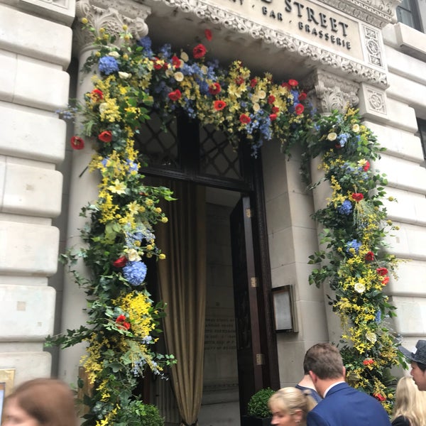 Das Foto wurde bei 1 Lombard Street von ジャン ベ. am 6/4/2018 aufgenommen