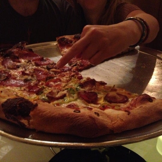Foto diambil di Pauline&#39;s Pizza &amp; Wine Bar oleh Casey M. pada 9/29/2012