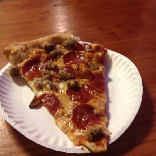 11/15/2012にLorenzo D.がIrving Street Pizzaで撮った写真
