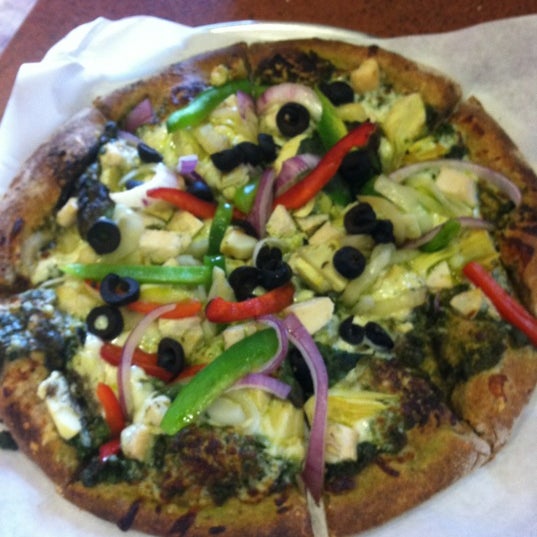 รูปภาพถ่ายที่ Custom Built Pizza โดย 🎀 Danielle 🎀 เมื่อ 10/13/2012