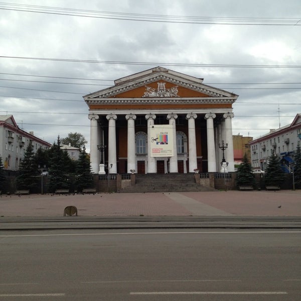 Театр им ленинского комсомола